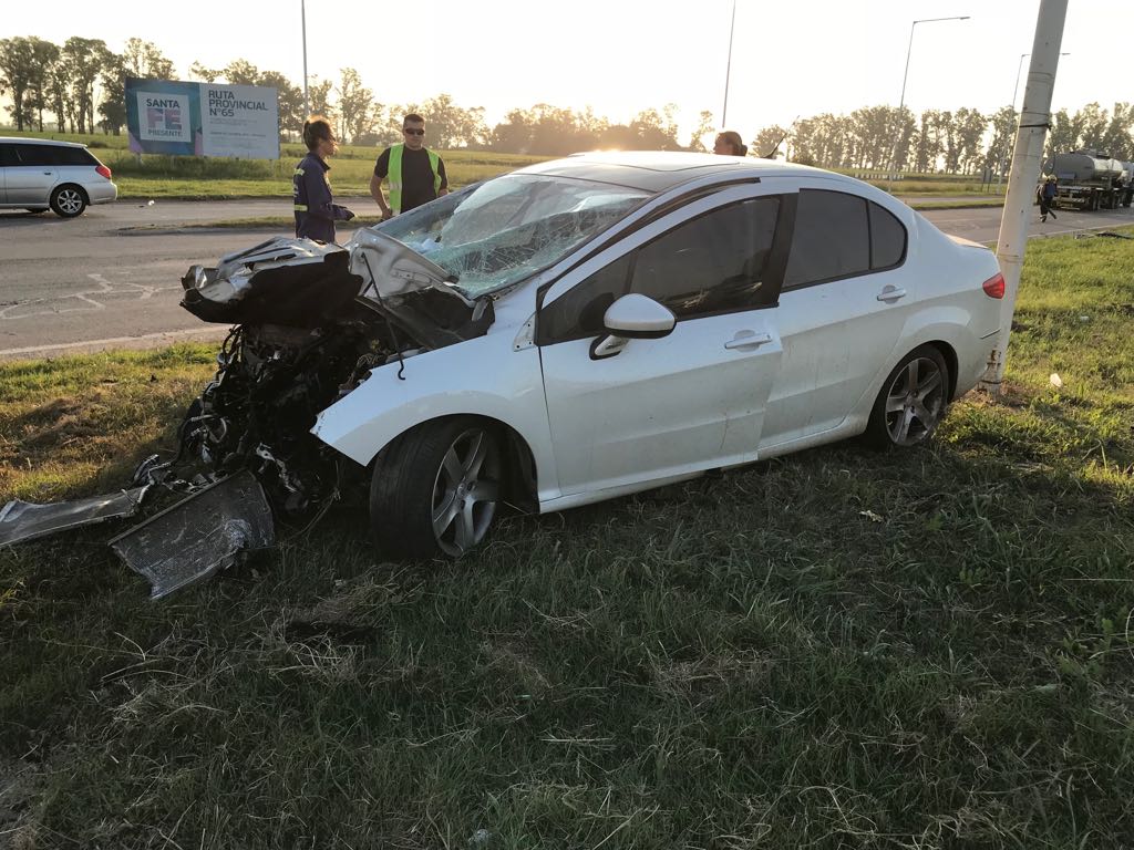 Un auto destrozado tras impactar con un camión en San Genaro