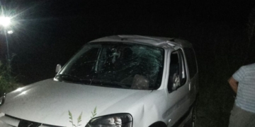 Intentó esquivar una moto sin luces y terminó volcando