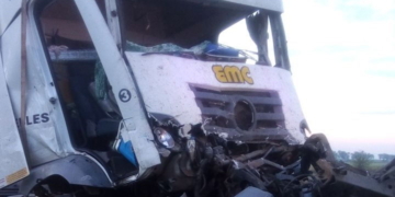 Un chofer herido tras choque de camiones en la autopista