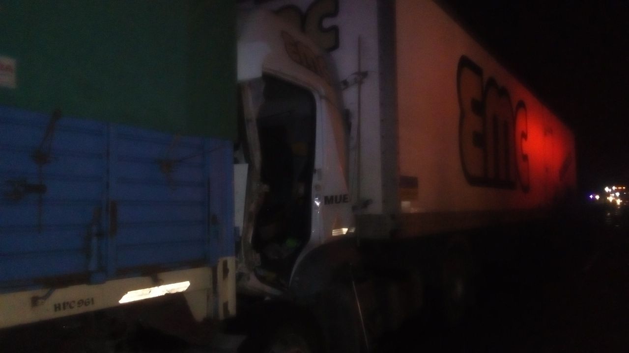 Un chofer herido tras choque de camiones en la autopista