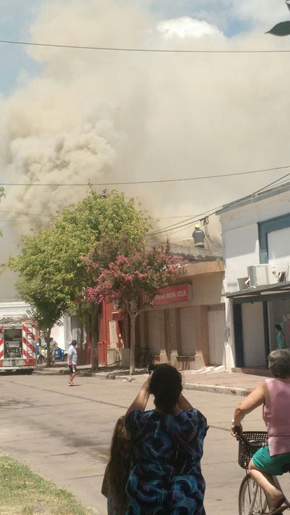Totoras: imponente incendio en una tienda de ropa