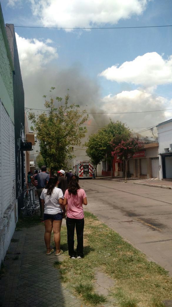 Totoras: imponente incendio en una tienda de ropa