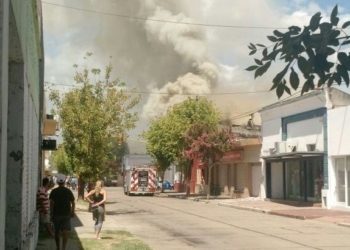 Totoras: imponente incendio en una tienda de ropa