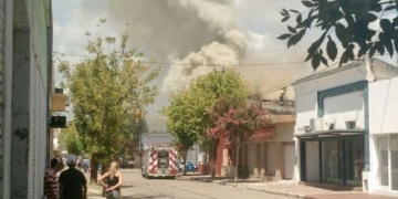 Totoras: imponente incendio en una tienda de ropa