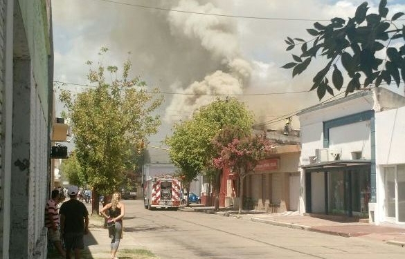 Totoras: imponente incendio en una tienda de ropa