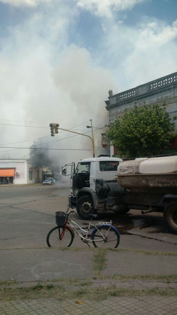 Totoras: imponente incendio en una tienda de ropa