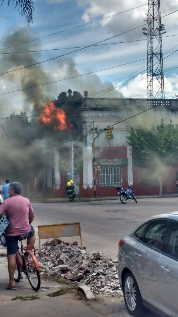 Totoras: imponente incendio en una tienda de ropa