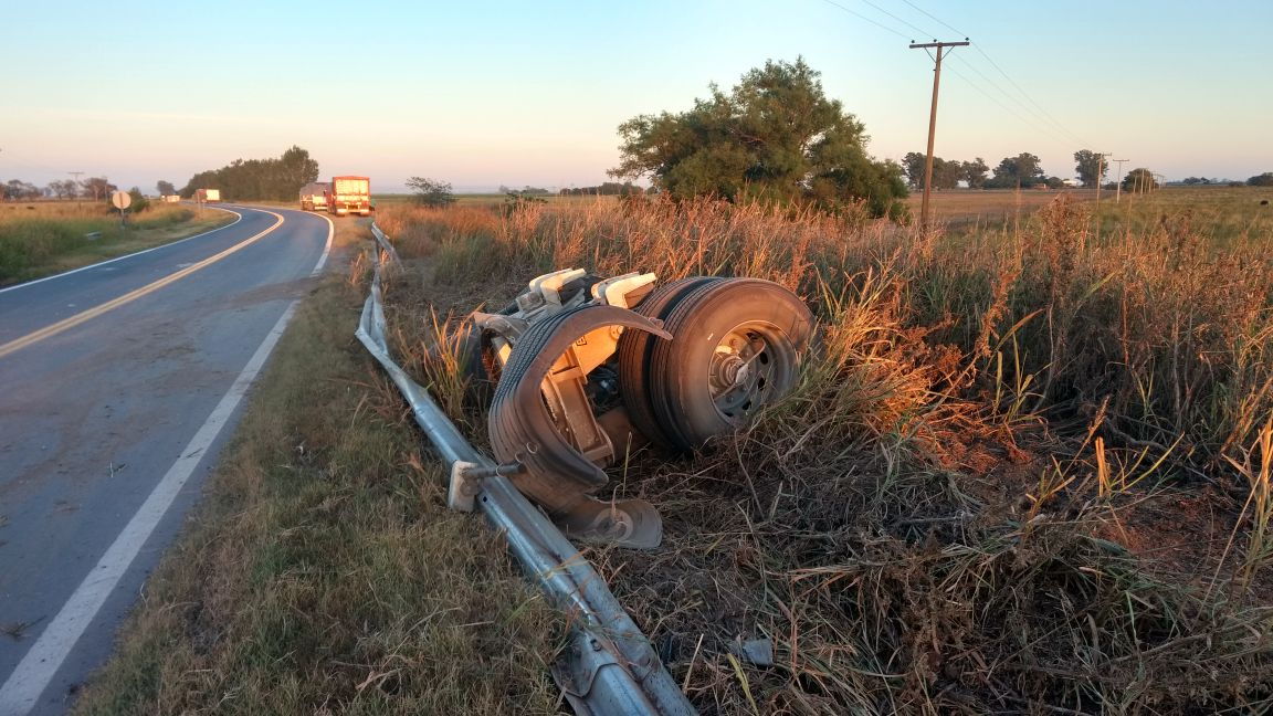 Un camión se cruzó de carril y terminó volcando en ruta 91