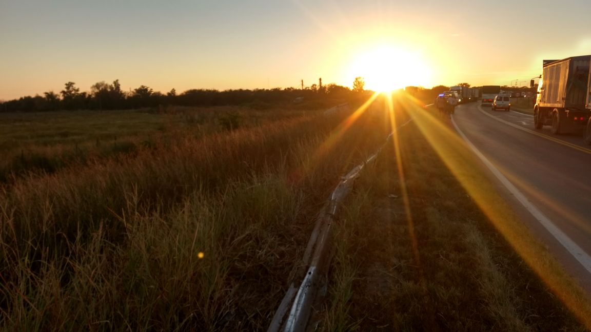 Un camión se cruzó de carril y terminó volcando en ruta 91