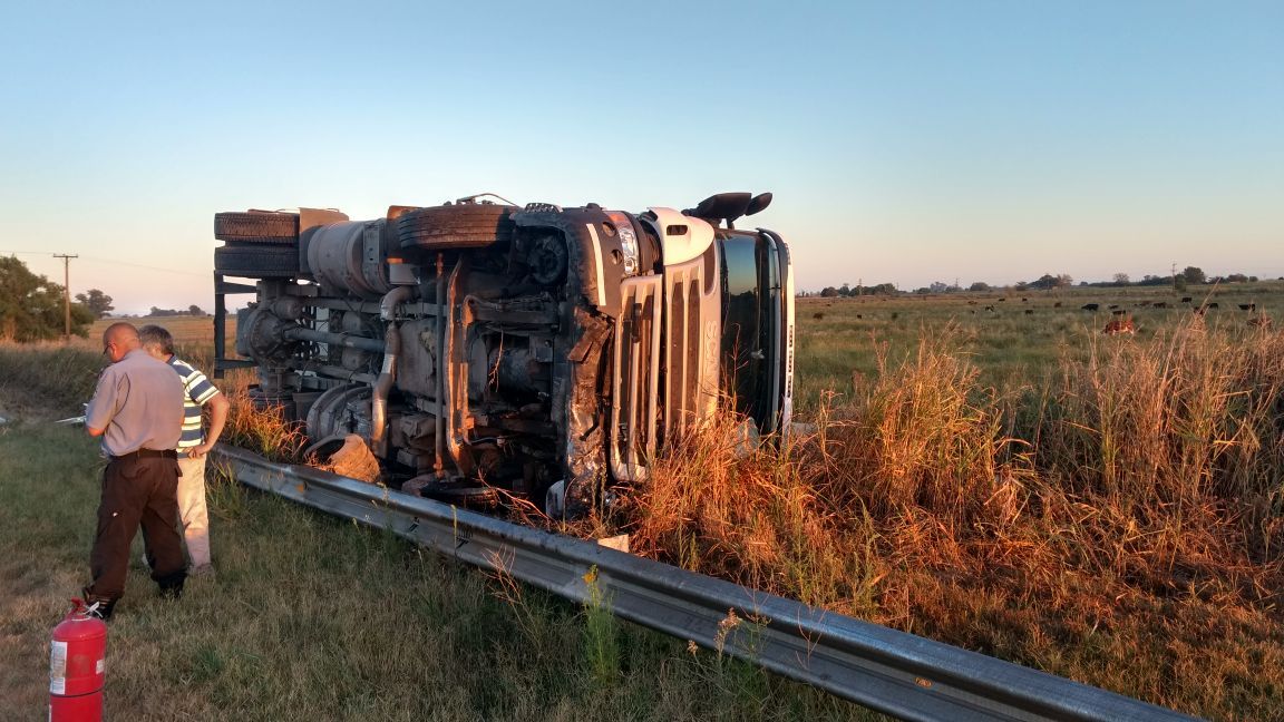 Un camión se cruzó de carril y terminó volcando en ruta 91