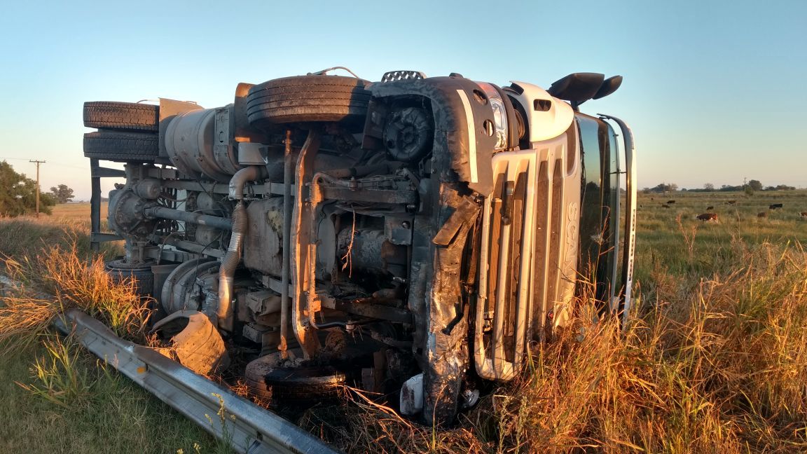 Un camión se cruzó de carril y terminó volcando en ruta 91
