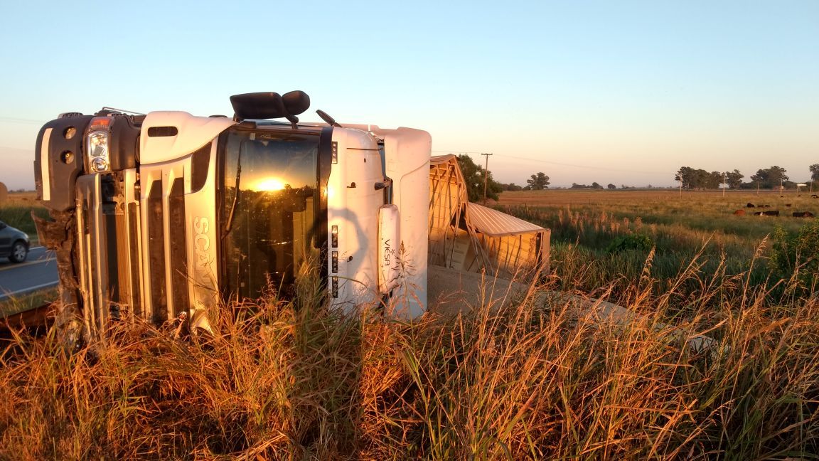Un camión se cruzó de carril y terminó volcando en ruta 91