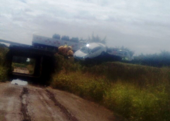 De milagro: despistó y quedó colgando en un puente de la autopista