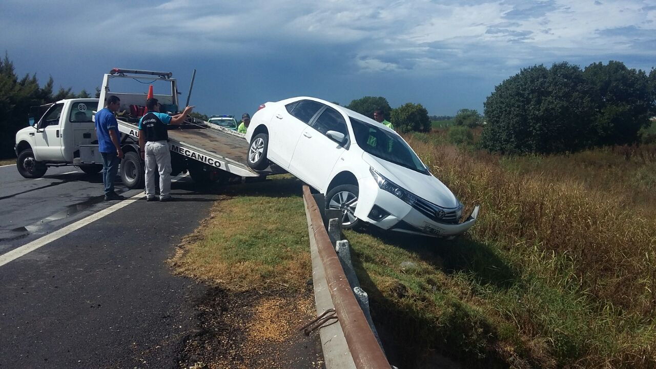 De milagro: despistó y quedó colgando en un puente de la autopista
