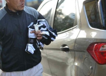 El municipio prohibió a los vendedores ambulantes y desató la polémica en San Genaro