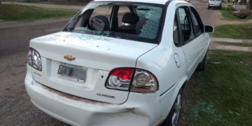 Conflicto entre remiseros terminó con un auto destrozado y una denuncia