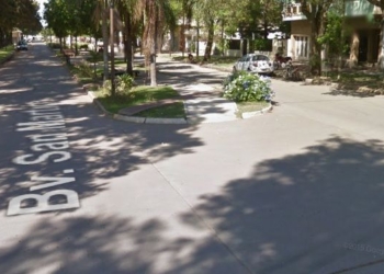 Perdió el control de su moto al cruzarse un perro y chocó a un móvil policial