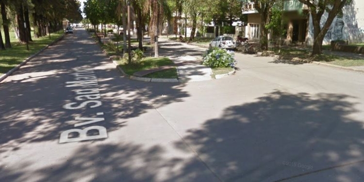 Perdió el control de su moto al cruzarse un perro y chocó a un móvil policial