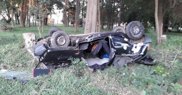 Barrancas: un hombre estrelló su auto contra una arboleda