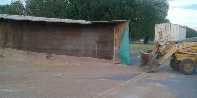 Un camión volcó su carga sobre ruta Nº 91