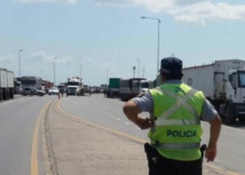 Manifestantes impiden el paso de camiones en varias rutas de la región