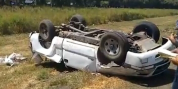 Una camioneta volcó en la autopista Rosario Santa Fe