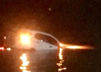 Una camioneta terminó en el rio y una mujer resultó herida