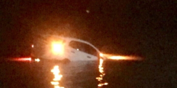 Una camioneta terminó en el rio y una mujer resultó herida