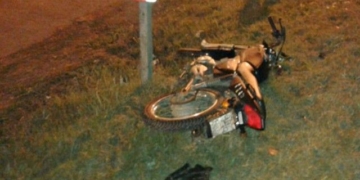 Un hombre cayó de su moto en la autopista y quedó inconsciente