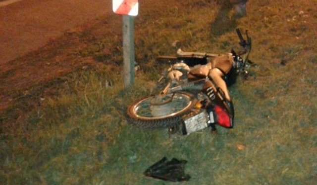 Un hombre cayó de su moto en la autopista y quedó inconsciente