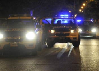 Un joven fue apuñalado por la espalda mientras desayunaba con su novia