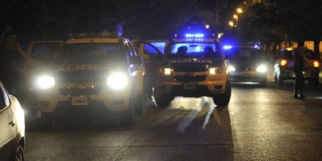 Un joven fue apuñalado por la espalda mientras desayunaba con su novia