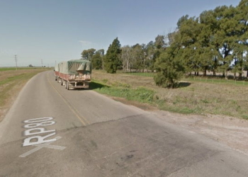 Un motociclista fue hospitalizado al colisionar contra un camión