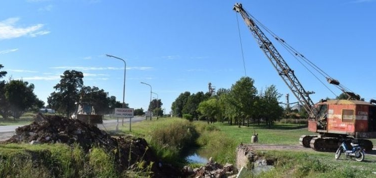 Retiran viejos puentes en Salto Grande