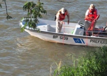 Buscan con buzos tácticos al joven que cayó al río en Puerto Aragón