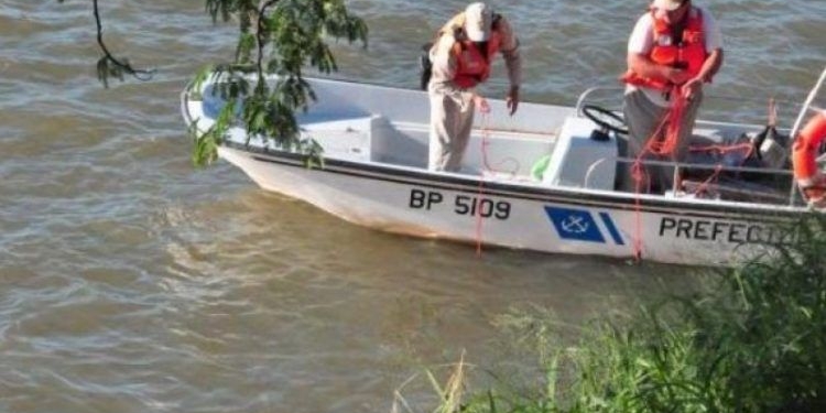 Buscan con buzos tácticos al joven que cayó al río en Puerto Aragón