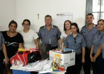 Personal policial de la región recolectó y entregó útiles escolares