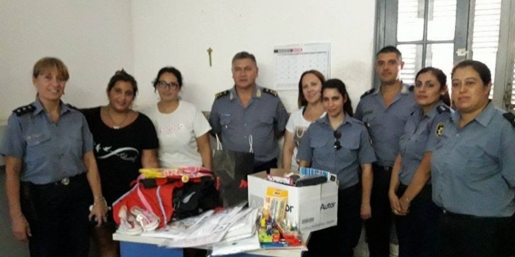 Personal policial de la región recolectó y entregó útiles escolares
