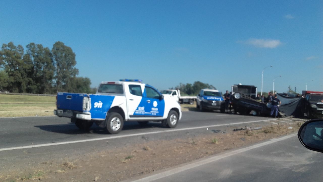 Accidente fatal en autopista: un muerto y un herido