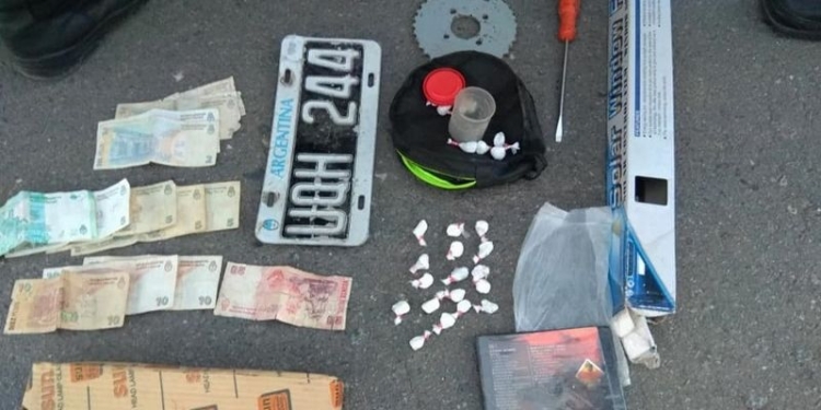 Intentaron evadir un control y fueron atrapados con cocaína