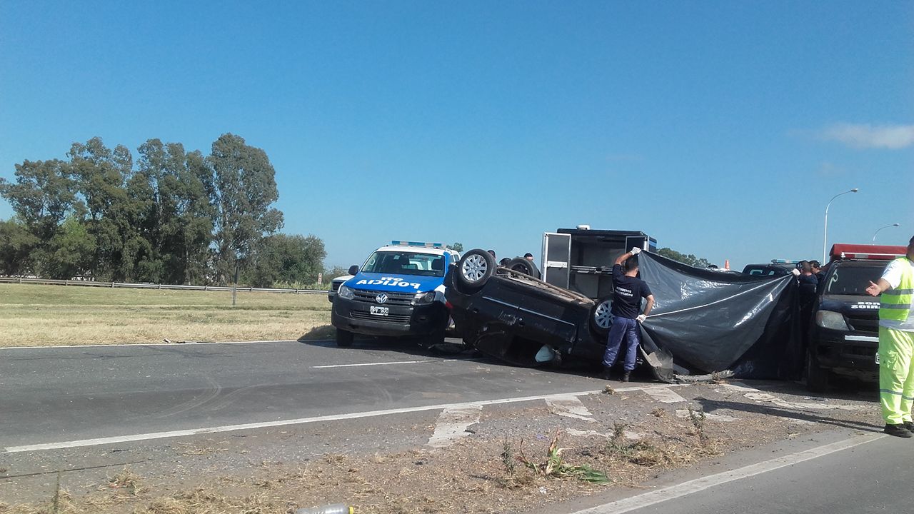 Accidente fatal en autopista: un muerto y un herido