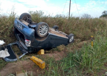 Un joven rescatado por bomberos tras volcar y chocar en la región