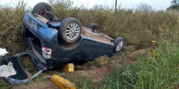 Un joven rescatado por bomberos tras volcar y chocar en la región