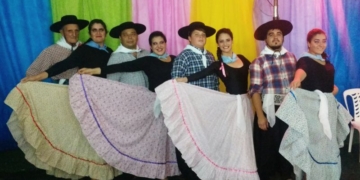 Primer festival de canto y danzas folclóricas del taller Atahualpa