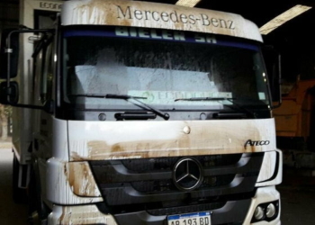 Barrancas: vandalizaron un camión comunal con gasoil y brea