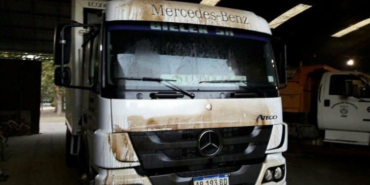 Barrancas: vandalizaron un camión comunal con gasoil y brea