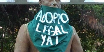 Monumentos de Totoras amanecieron con el pañuelo verde a favor del aborto