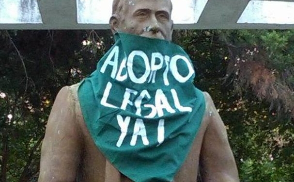 Monumentos de Totoras amanecieron con el pañuelo verde a favor del aborto