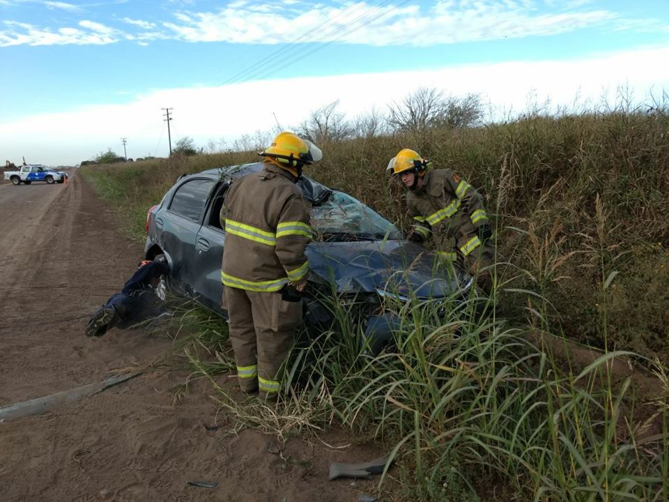 Un joven rescatado por bomberos tras volcar y chocar en la región