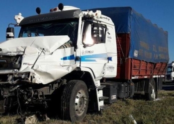 Un camión con una familia a bordo impactó con otro en Totoras
